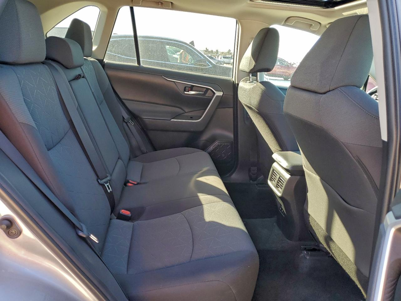 2021 TOYOTA RAV4 XLE photo 11