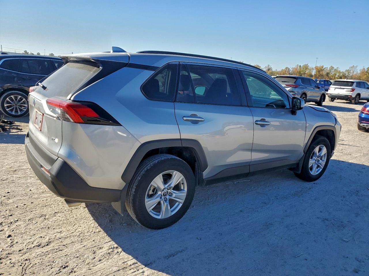2021 TOYOTA RAV4 XLE photo 3