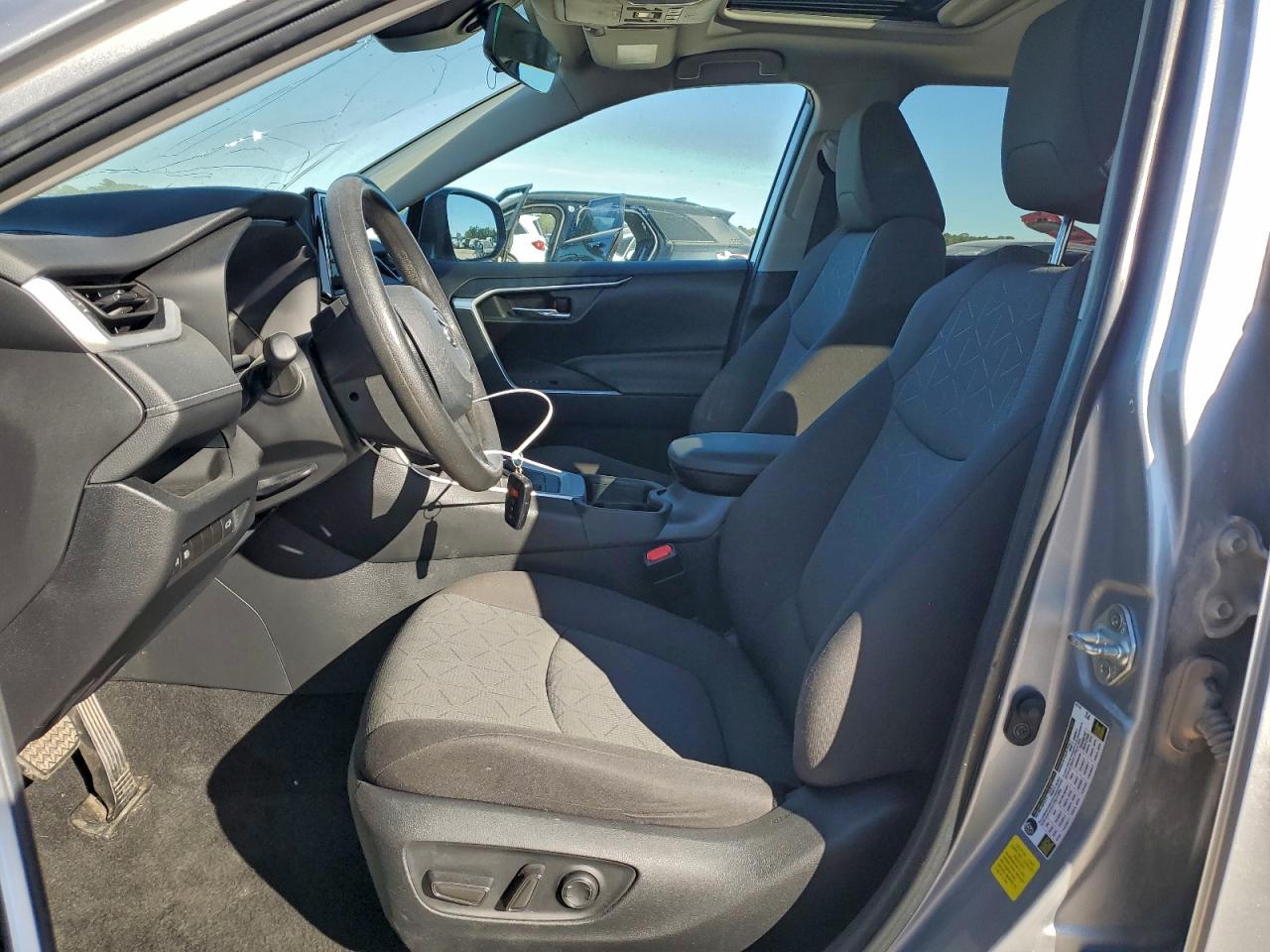 2021 TOYOTA RAV4 XLE photo 7