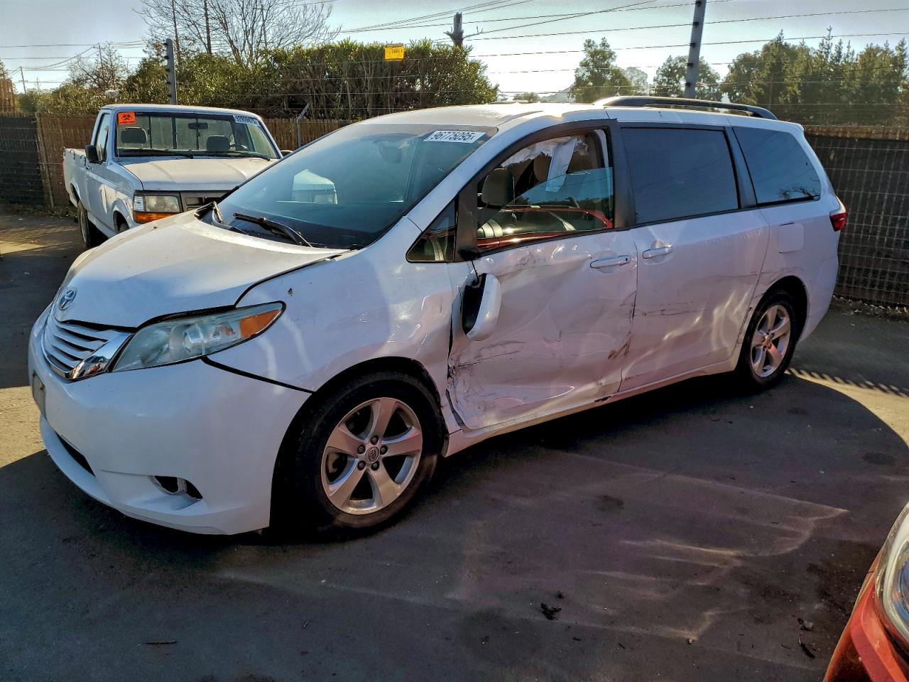 2015 TOYOTA SIENNA LE — SIDE damage — photo 1