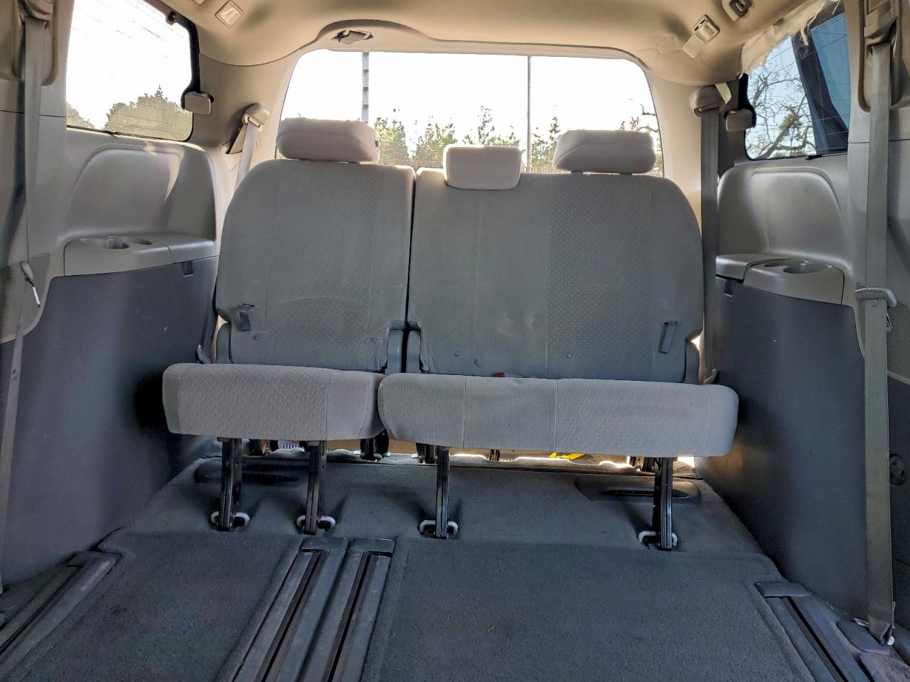 2015 TOYOTA SIENNA LE photo 10