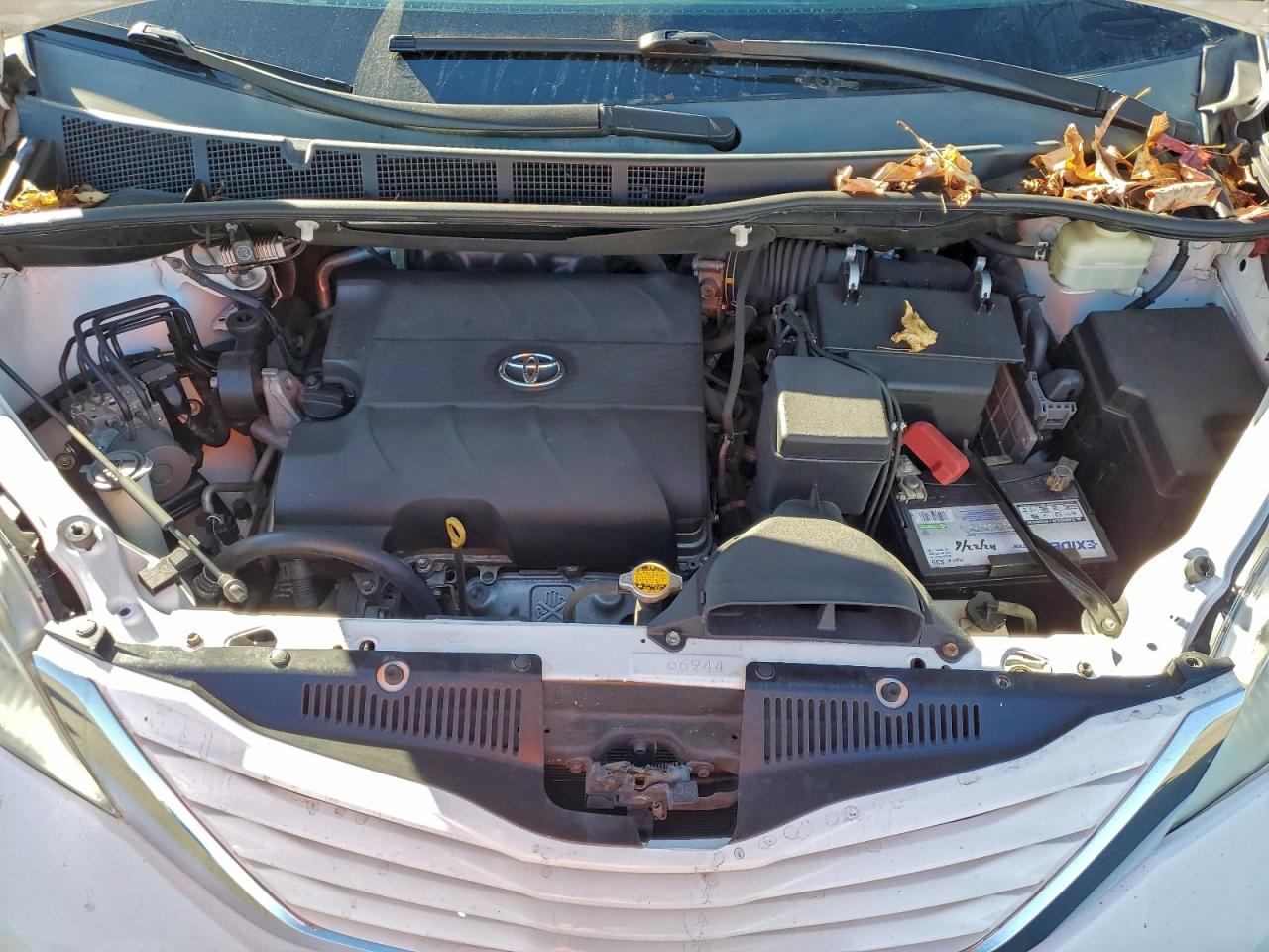 2015 TOYOTA SIENNA LE photo 12
