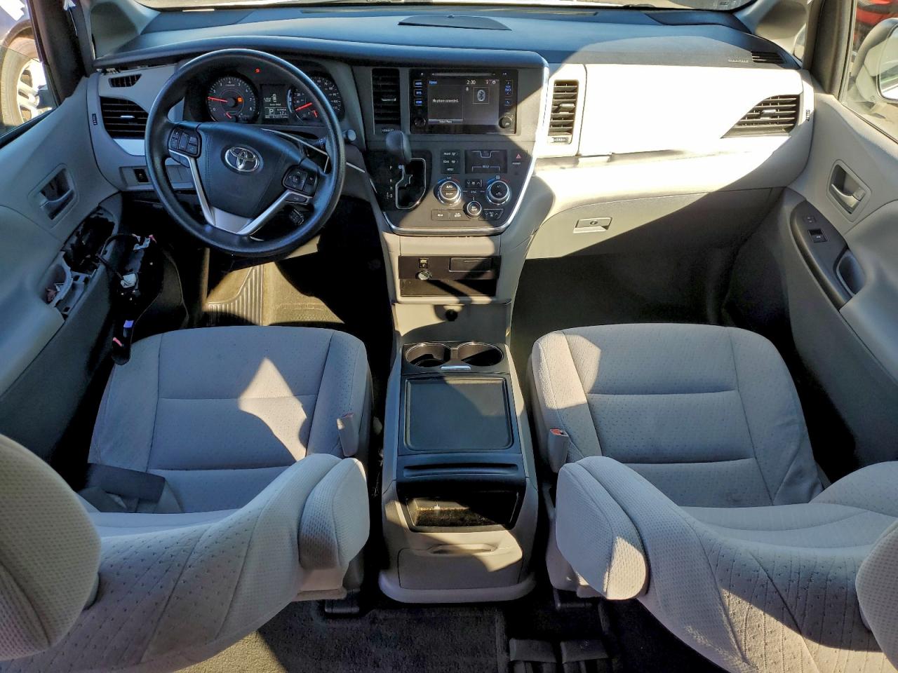 2015 TOYOTA SIENNA LE photo 8