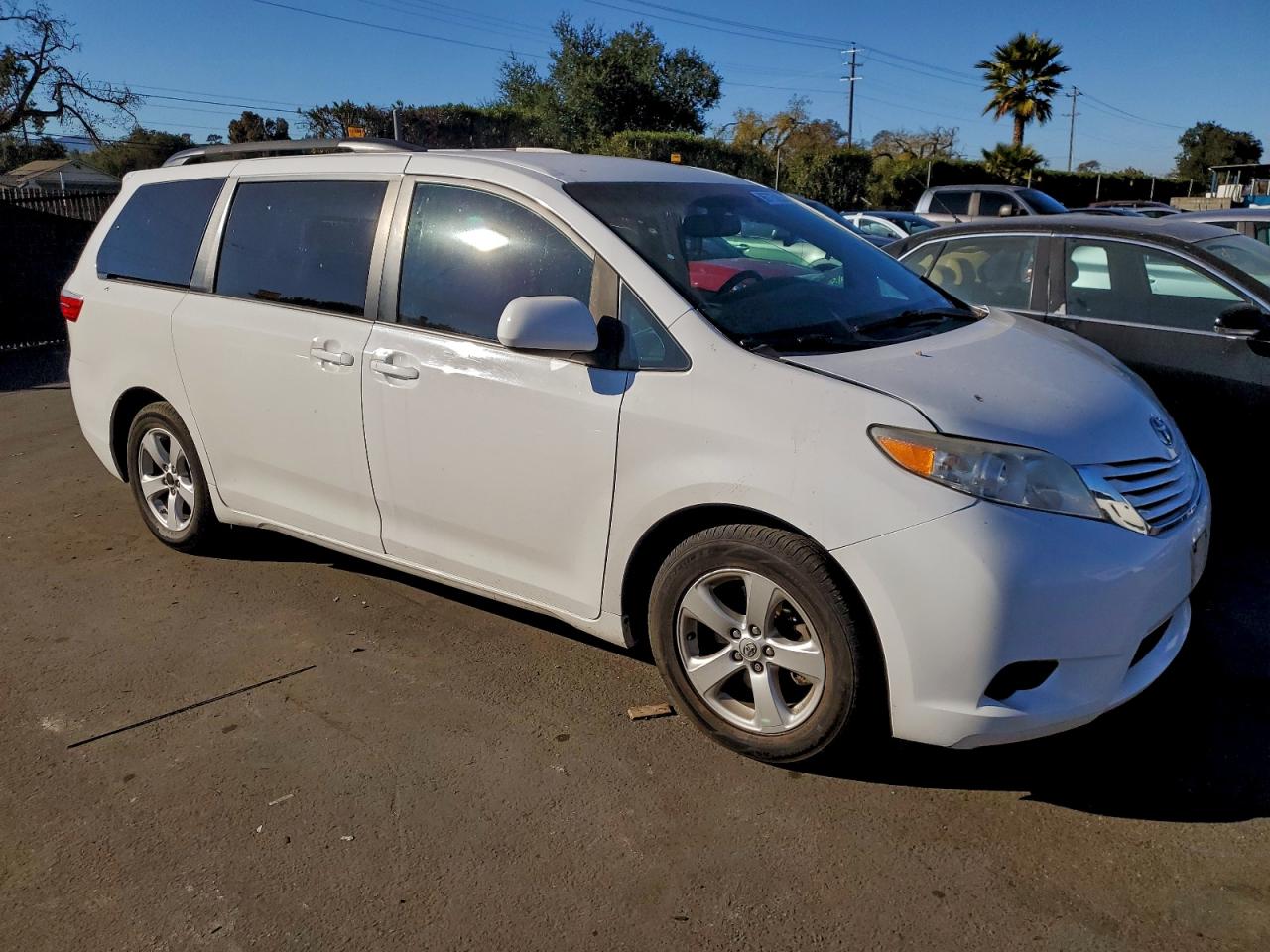 2015 TOYOTA SIENNA LE photo 4