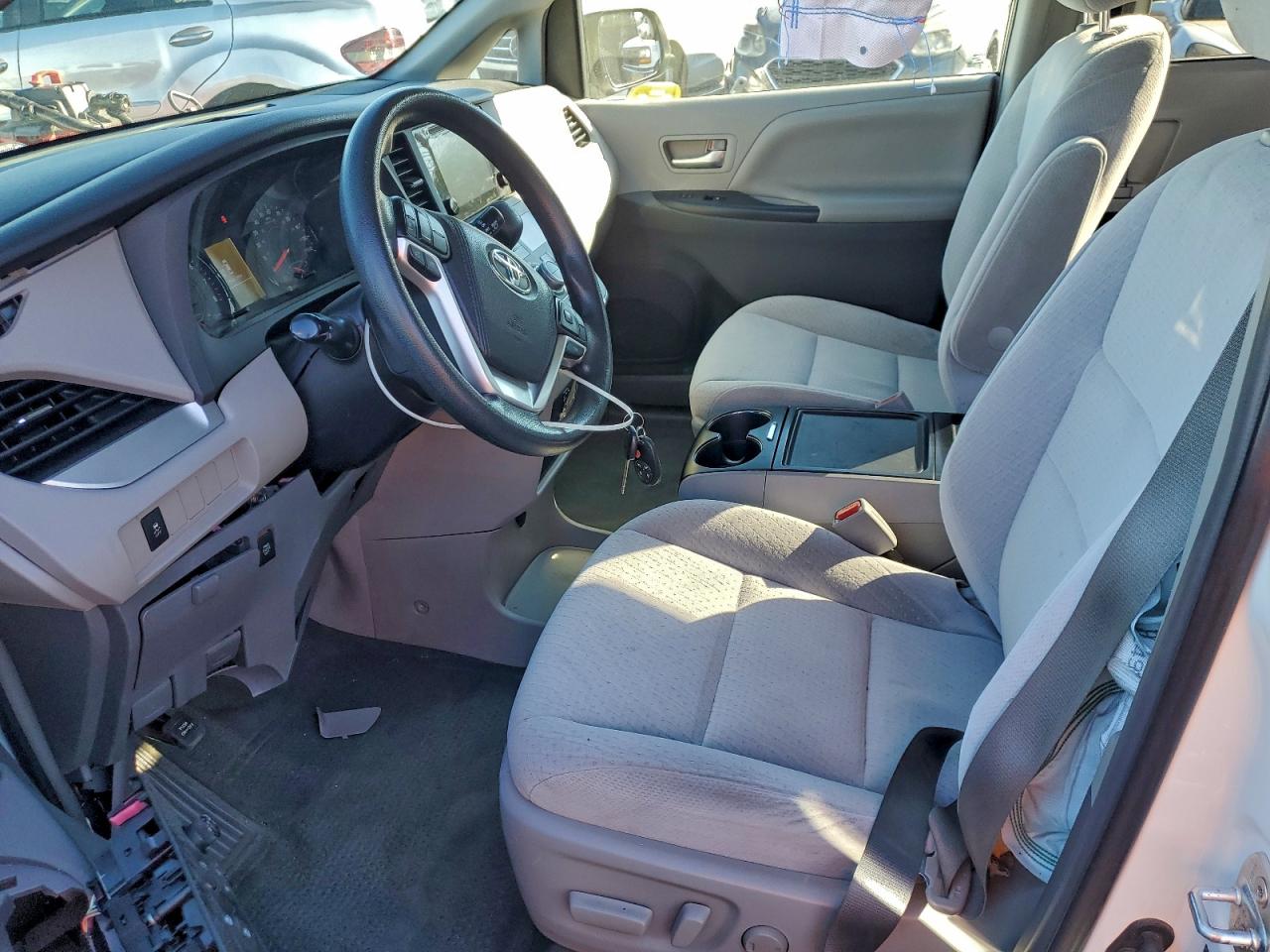 2015 TOYOTA SIENNA LE photo 7