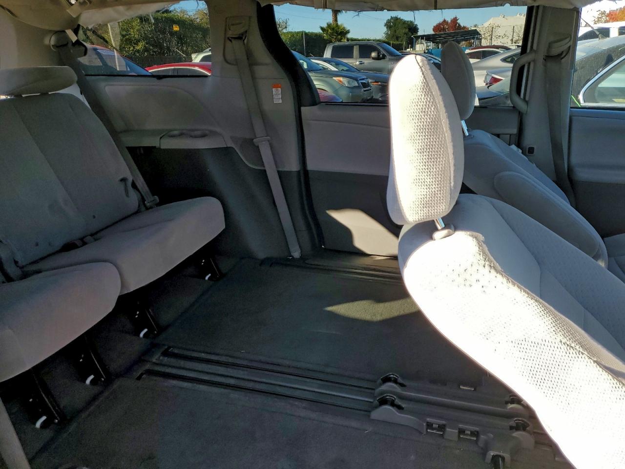 2015 TOYOTA SIENNA LE photo 11
