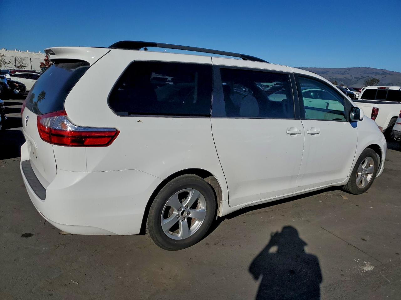 2015 TOYOTA SIENNA LE photo 3