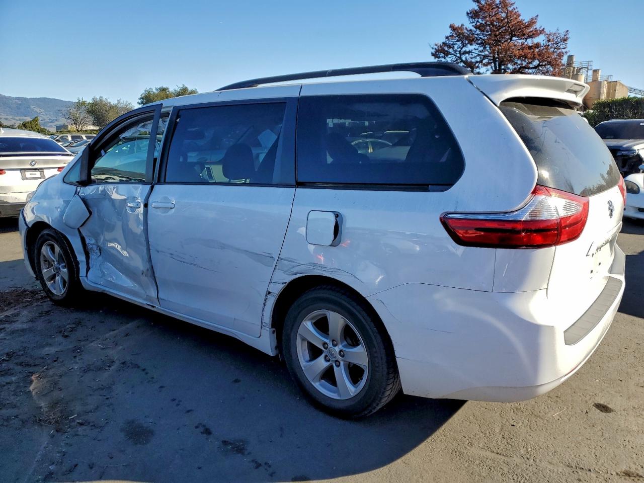 2015 TOYOTA SIENNA LE photo 2