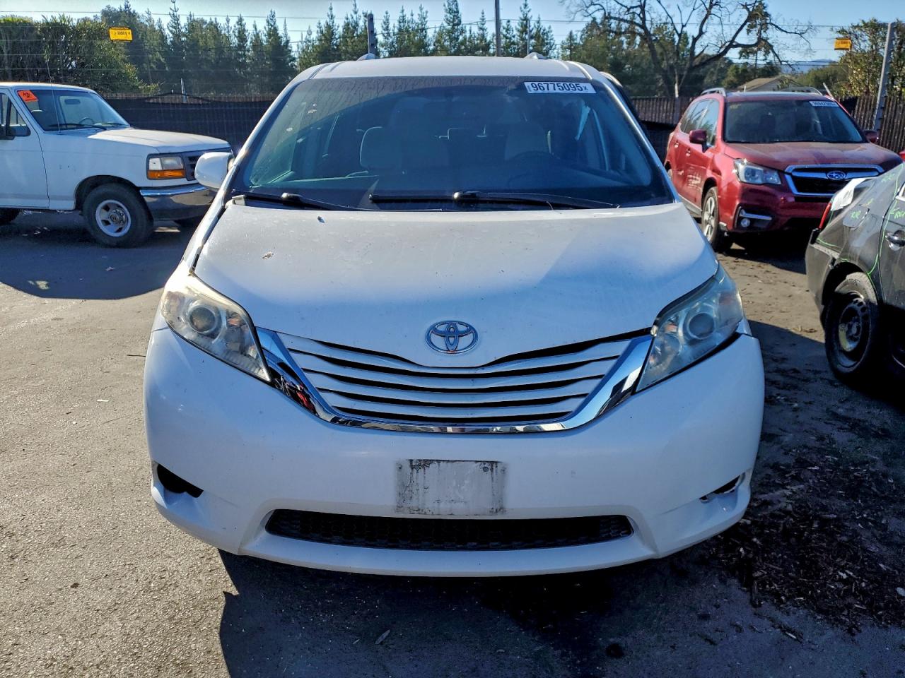 2015 TOYOTA SIENNA LE photo 5