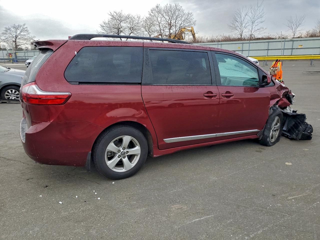 2020 TOYOTA SIENNA LE photo 3