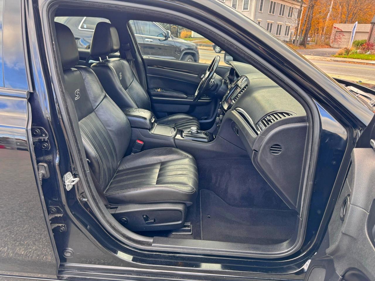 2019 CHRYSLER 300 S photo 5
