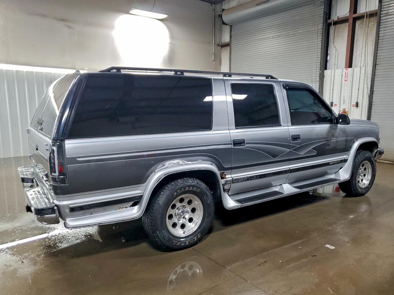1997 GMC SUBURBAN K1500 photo 3