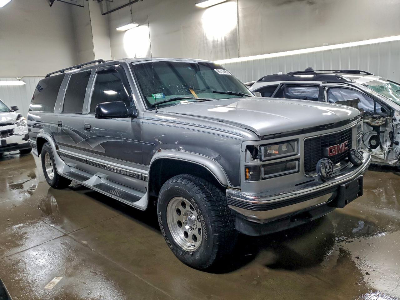 1997 GMC SUBURBAN K1500 photo 4