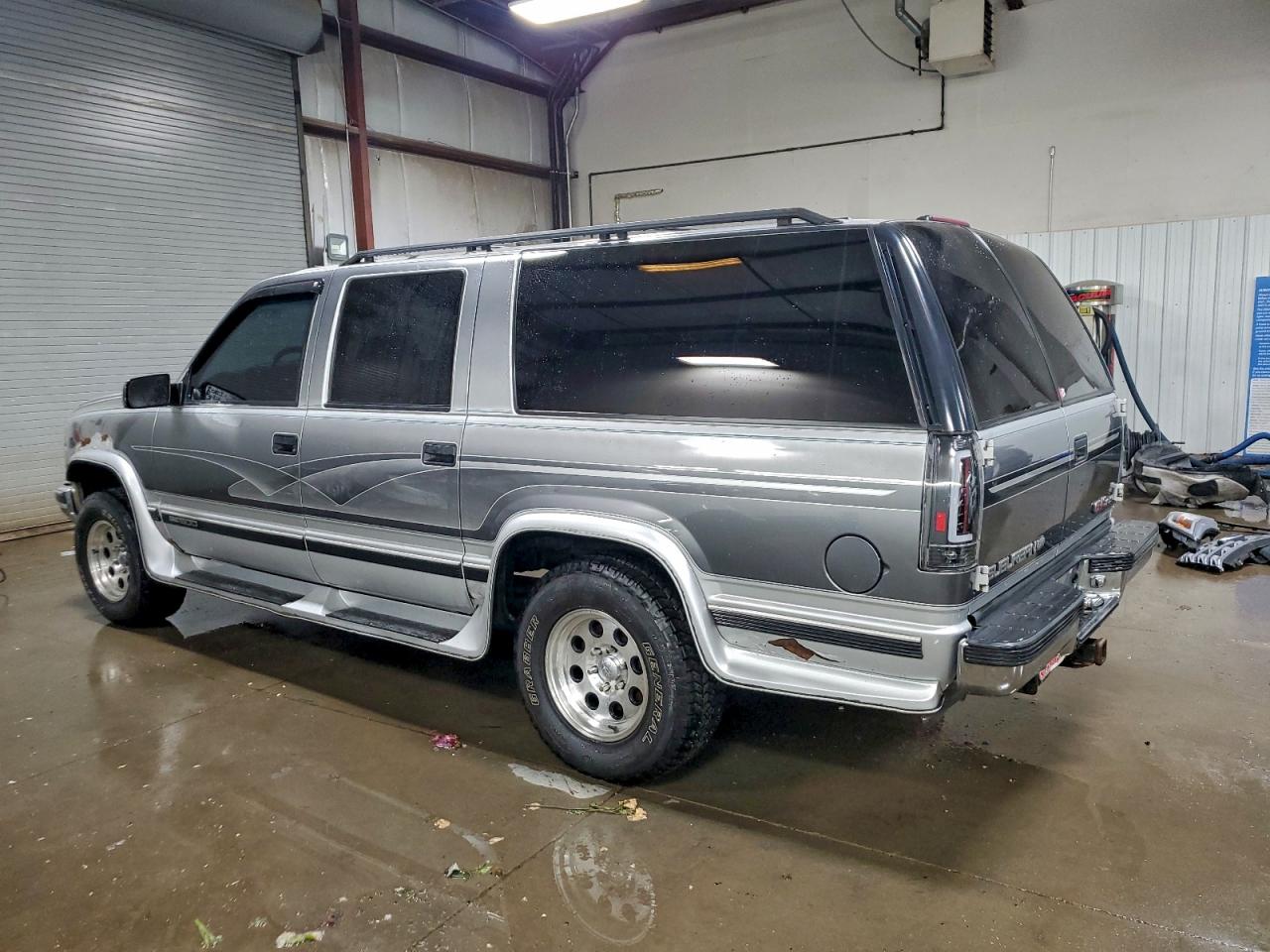 1997 GMC SUBURBAN K1500 photo 2