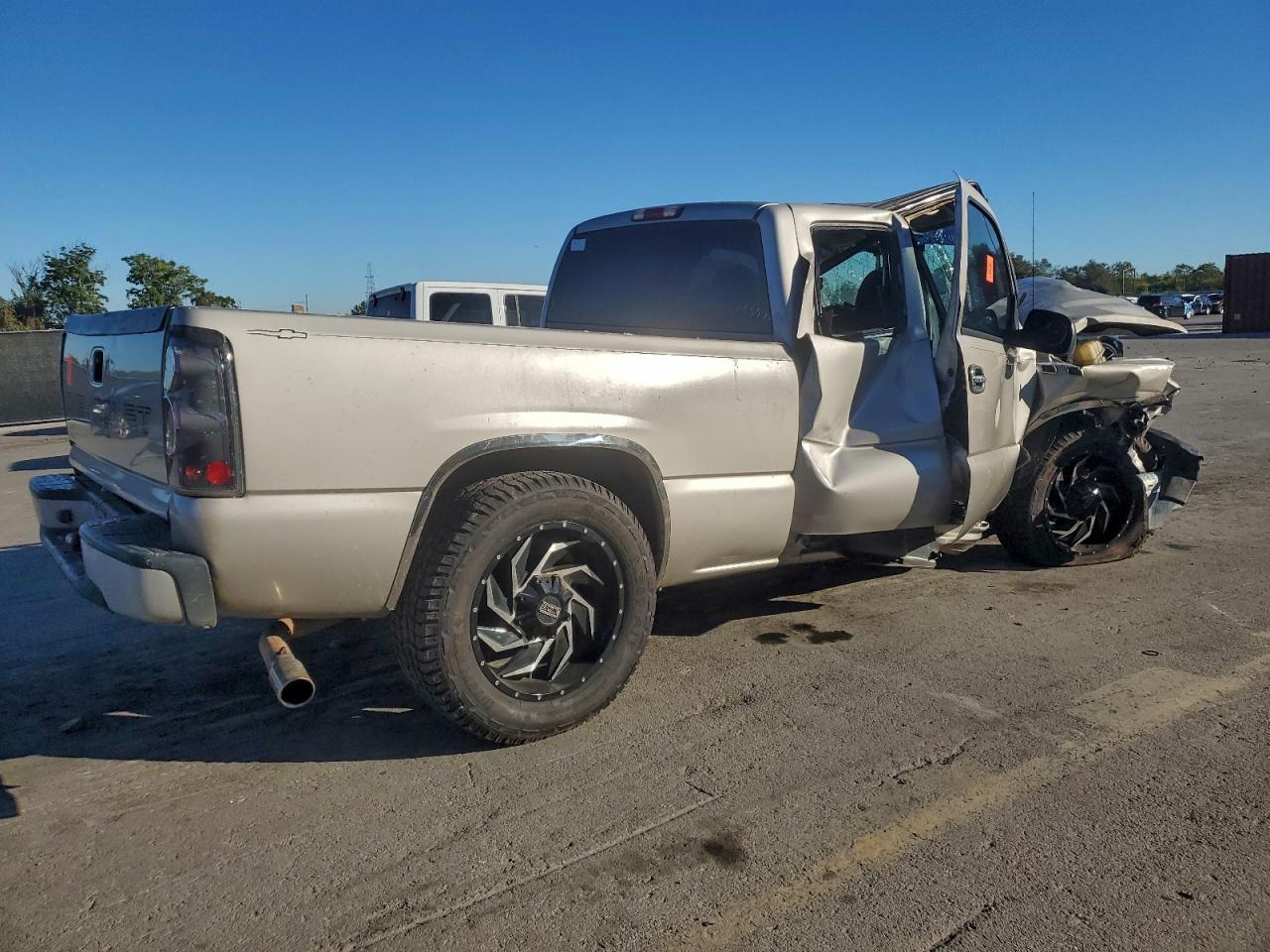 2004 CHEVROLET SILVERADO C1500 photo 3