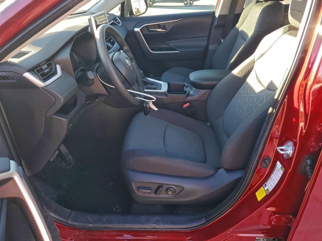 2025 TOYOTA RAV4 XLE photo 7