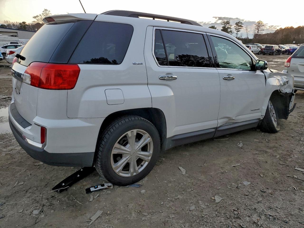 2017 GMC TERRAIN SLE photo 3