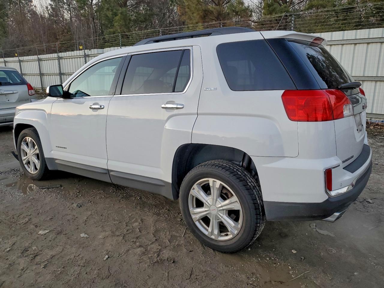 2017 GMC TERRAIN SLE photo 2