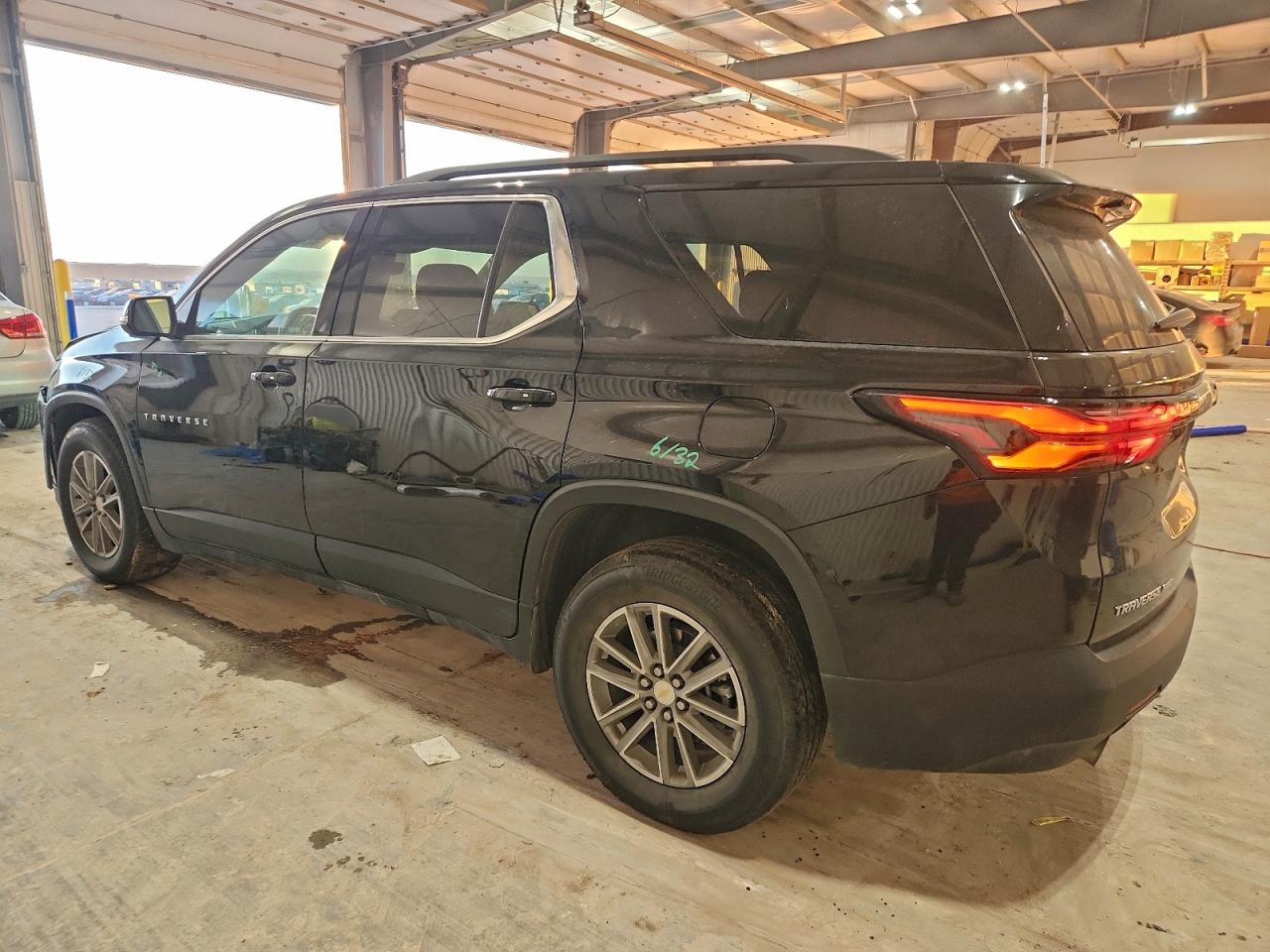 2023 CHEVROLET TRAVERSE LT photo 2