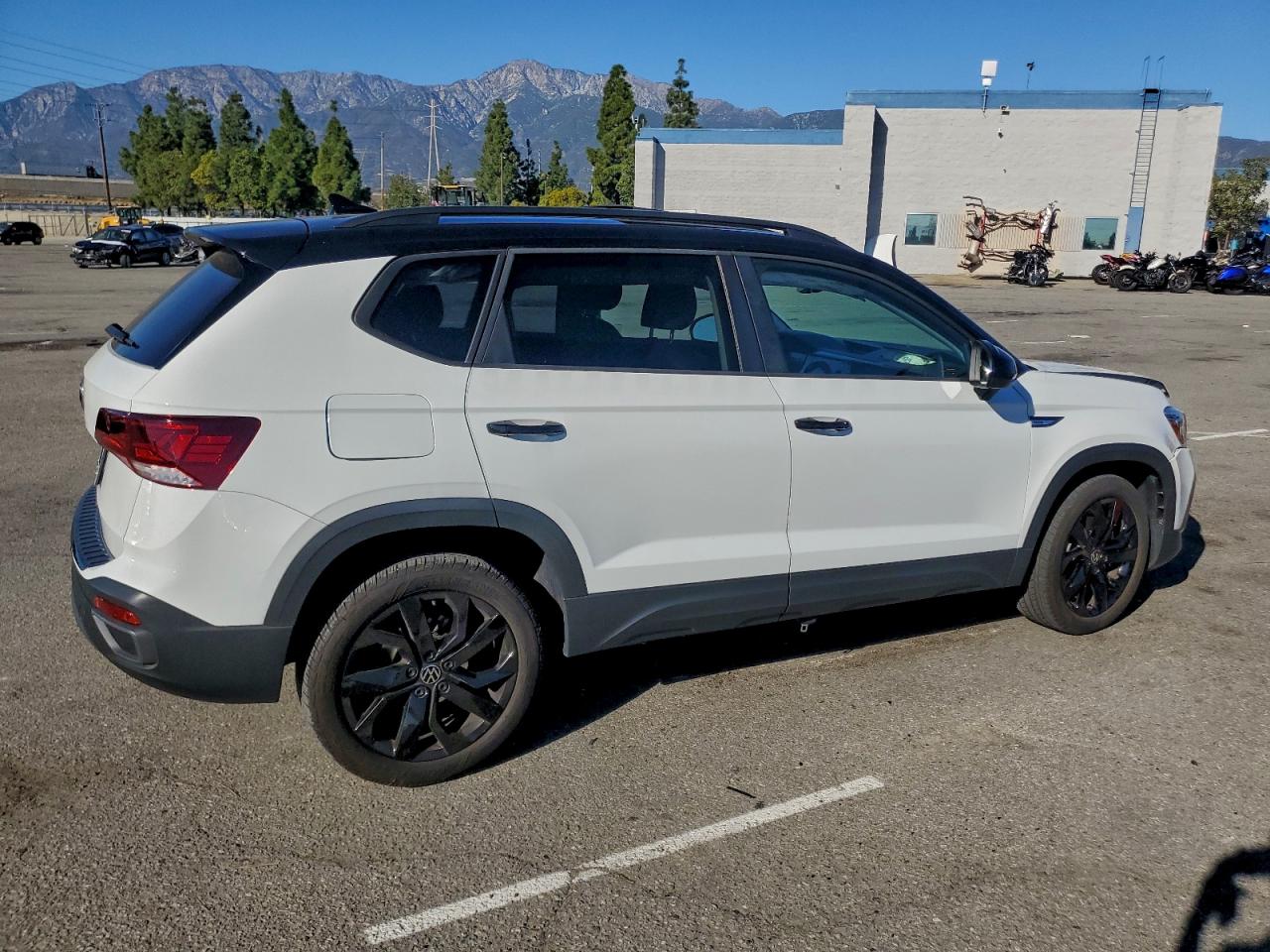 2024 VOLKSWAGEN TAOS SE photo 3