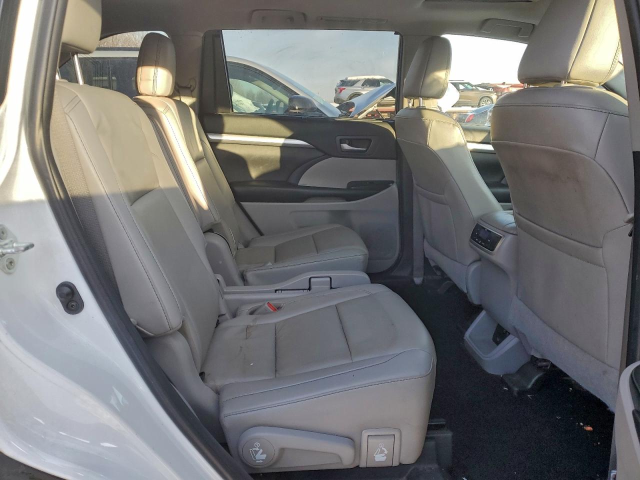 2019 TOYOTA HIGHLANDER SE photo 11
