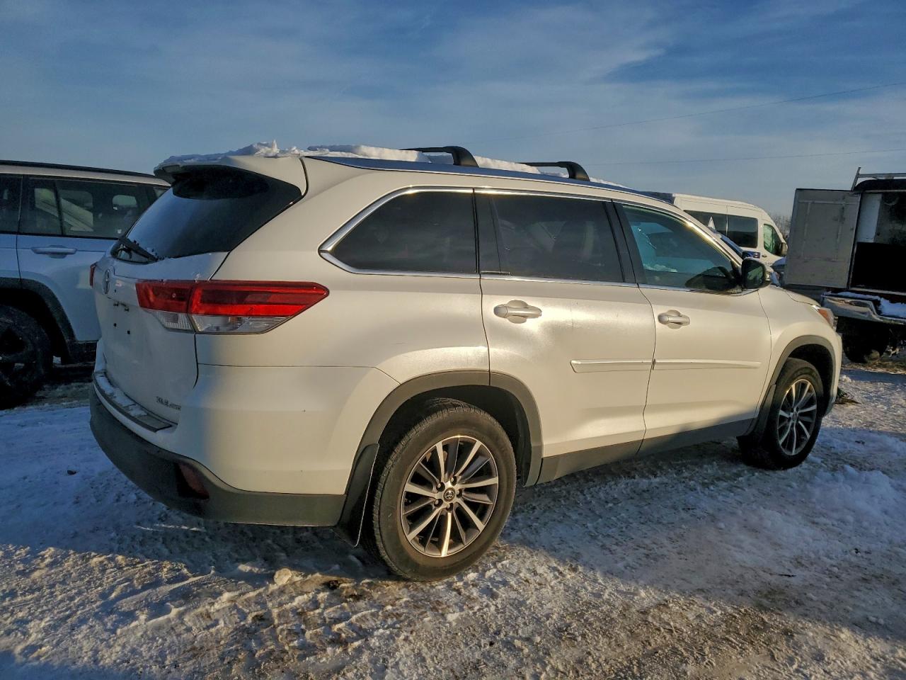 2019 TOYOTA HIGHLANDER SE photo 3