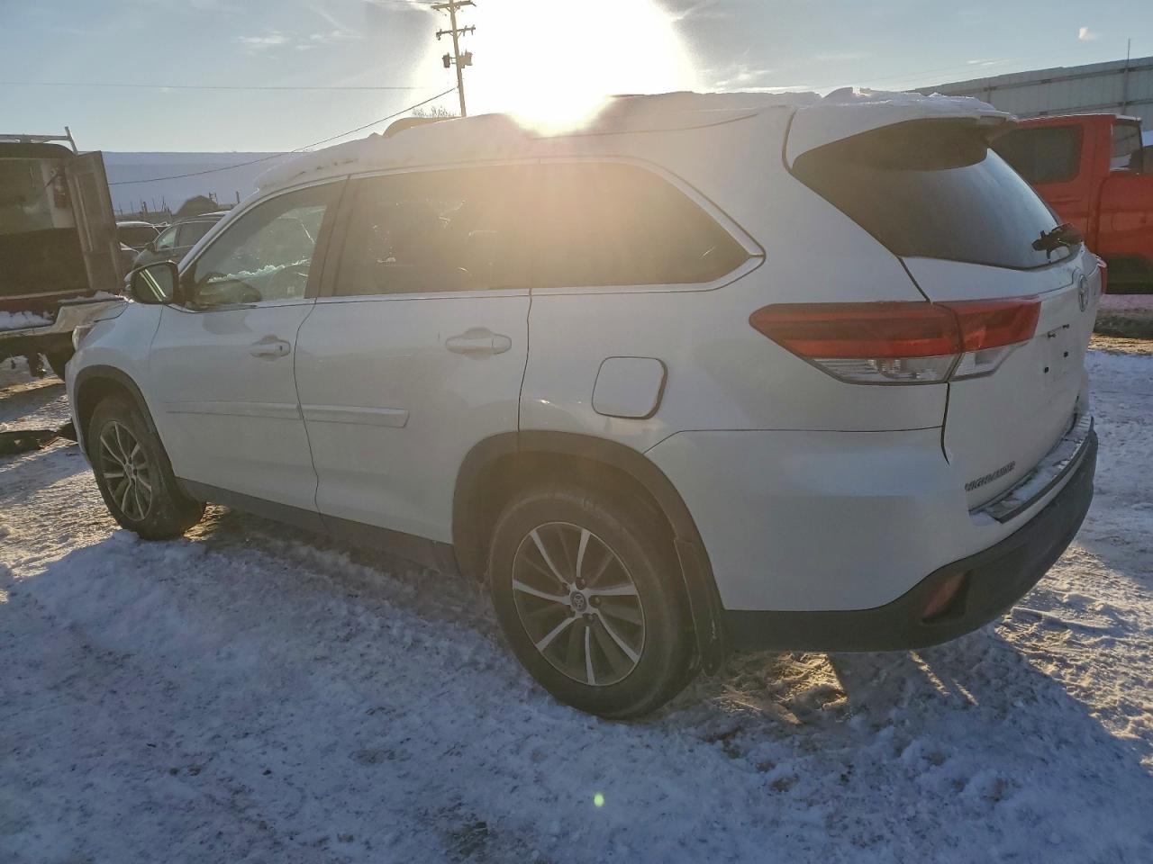 2019 TOYOTA HIGHLANDER SE photo 2