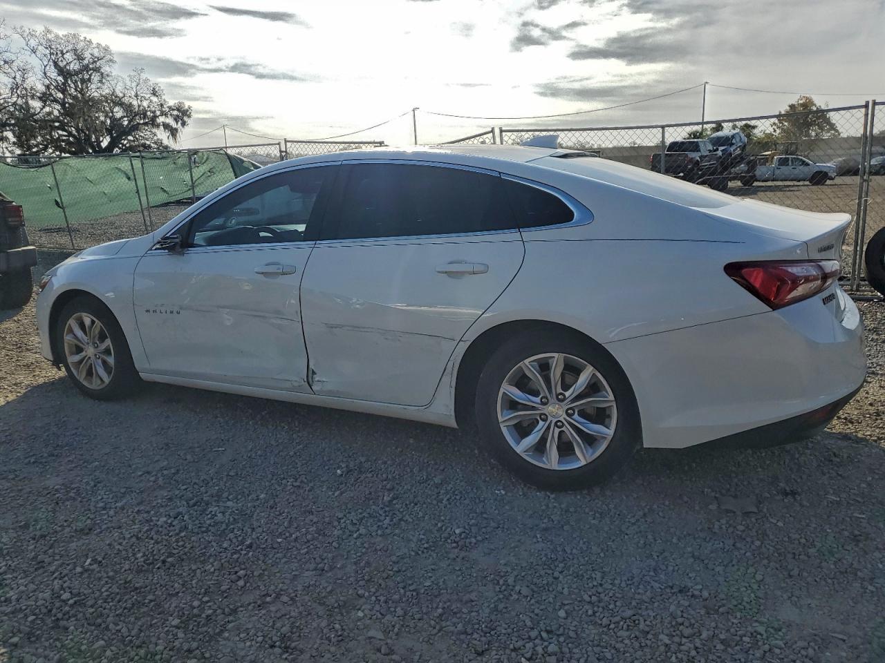 2020 CHEVROLET MALIBU LT photo 2