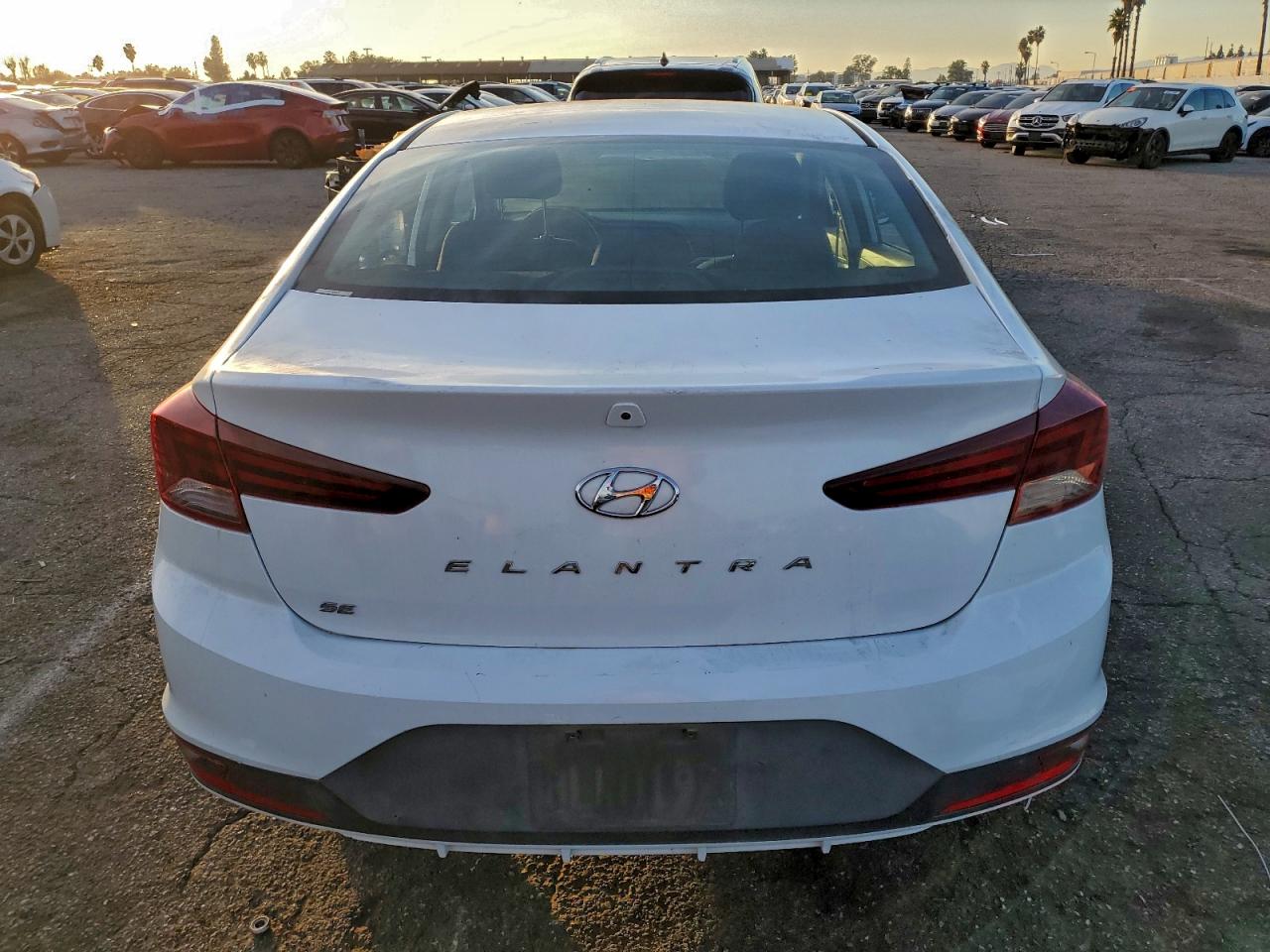 2019 HYUNDAI ELANTRA SE photo 6