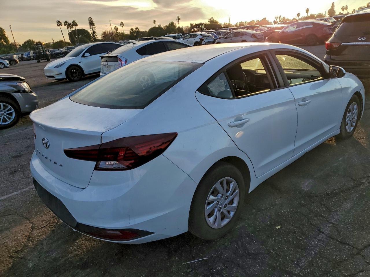 2019 HYUNDAI ELANTRA SE photo 3