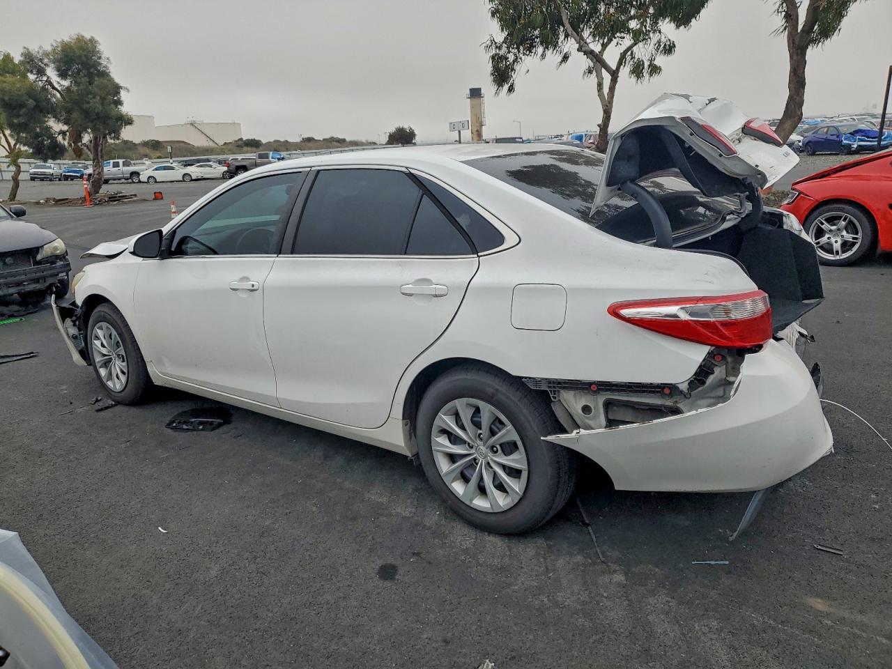 2015 TOYOTA CAMRY LE photo 2