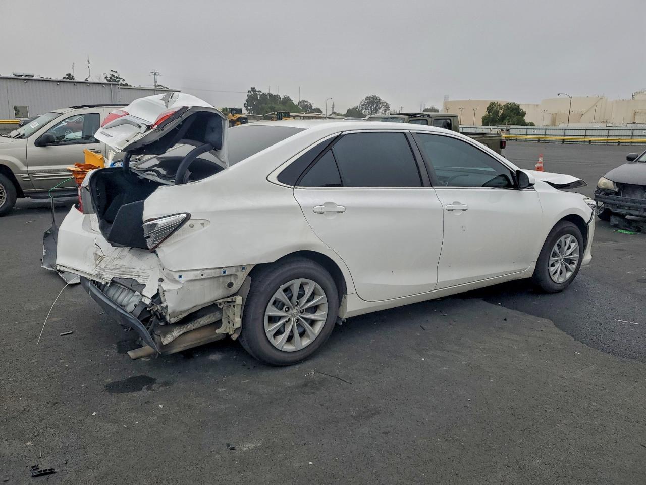 2015 TOYOTA CAMRY LE photo 3