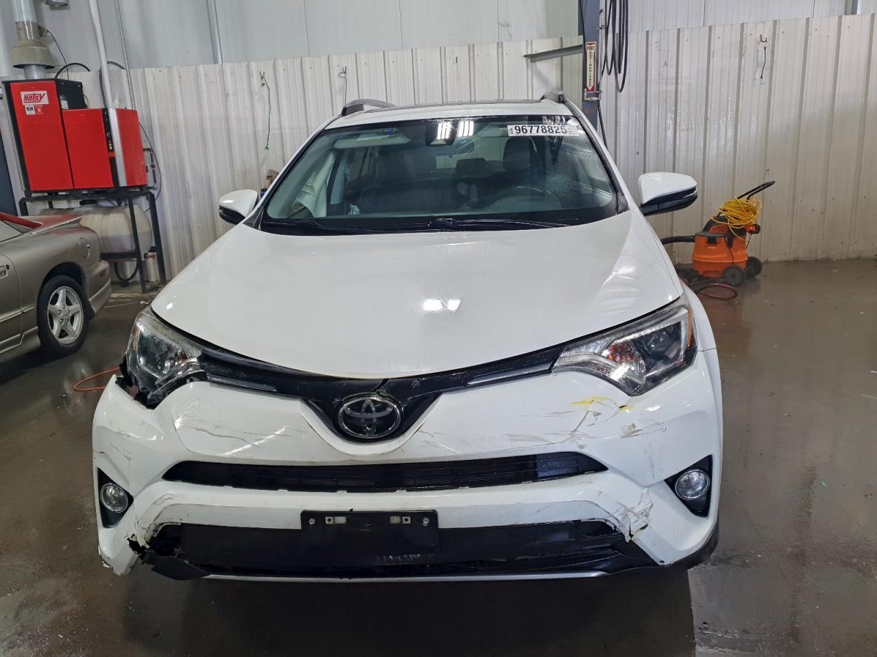 2017 TOYOTA RAV4 XLE photo 5