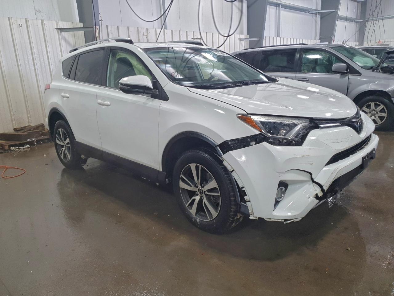 2017 TOYOTA RAV4 XLE photo 4