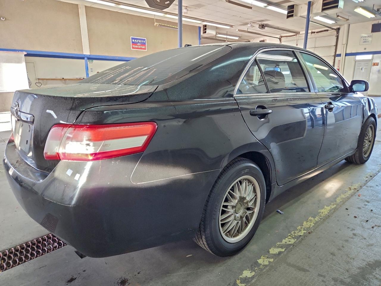 2010 TOYOTA CAMRY BASE photo 3