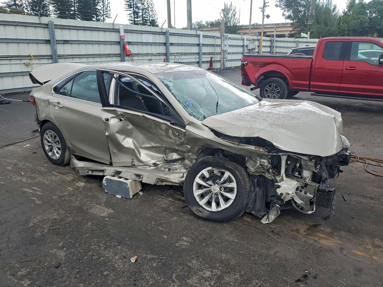 2015 TOYOTA CAMRY LE photo 4