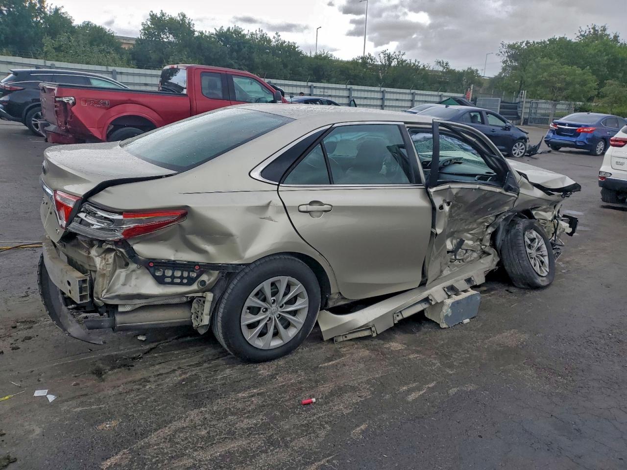 2015 TOYOTA CAMRY LE photo 3