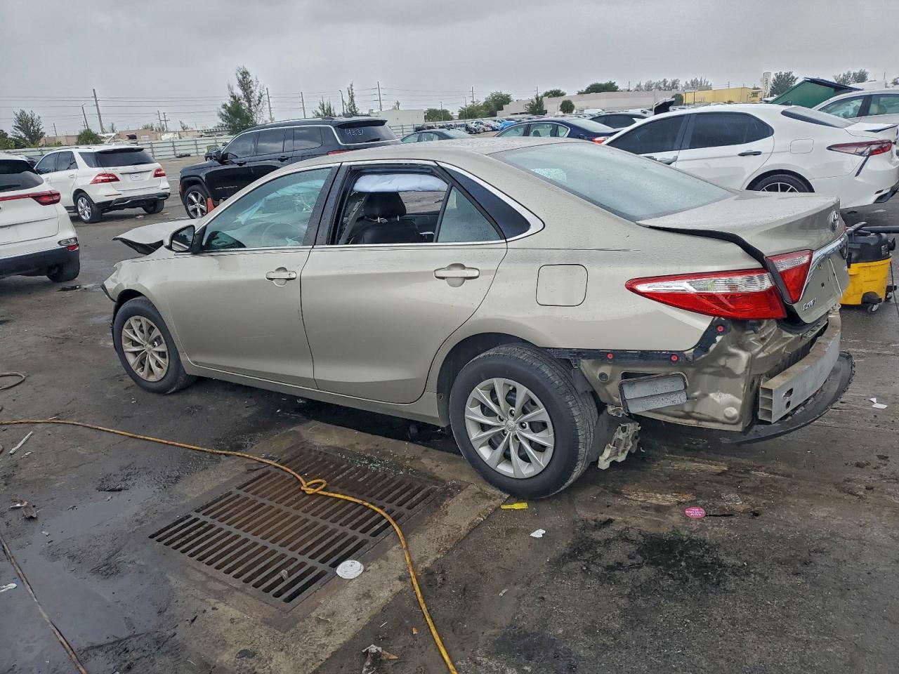 2015 TOYOTA CAMRY LE photo 2