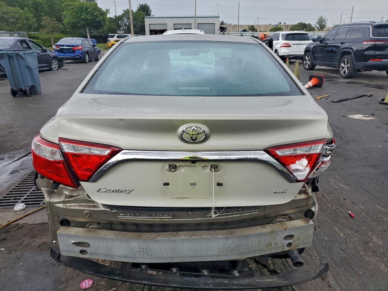 2015 TOYOTA CAMRY LE photo 6