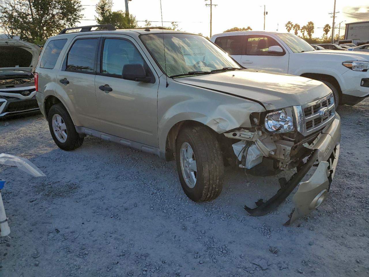 2010 FORD ESCAPE XLT photo 4