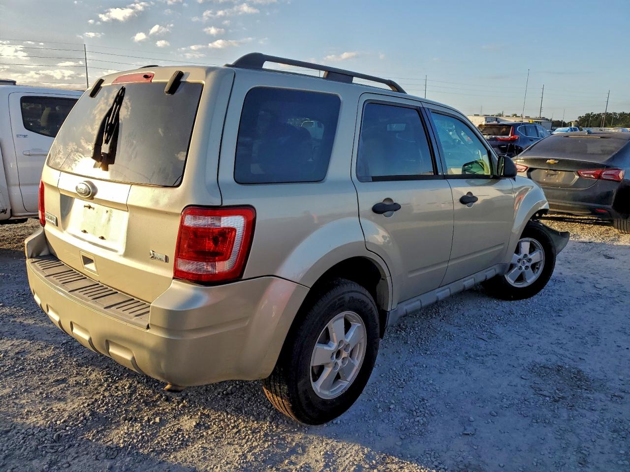 2010 FORD ESCAPE XLT photo 3