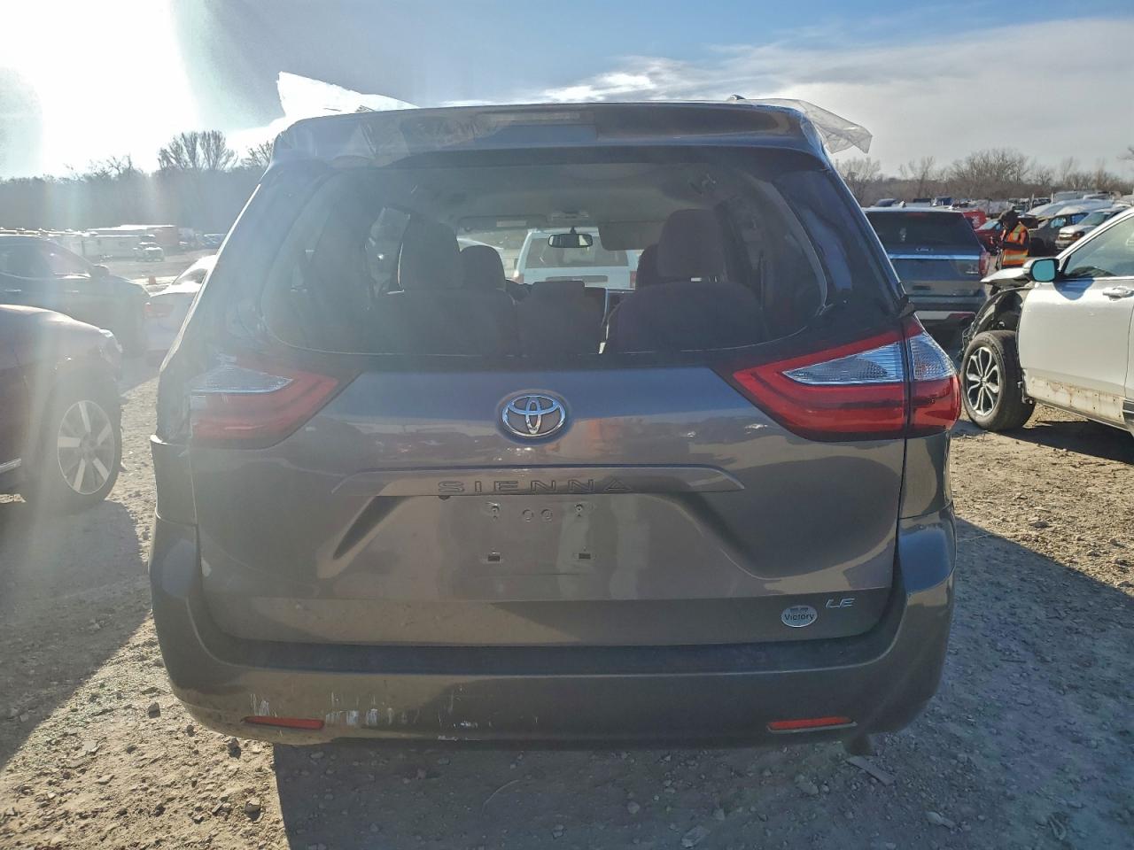 2016 TOYOTA SIENNA LE photo 6
