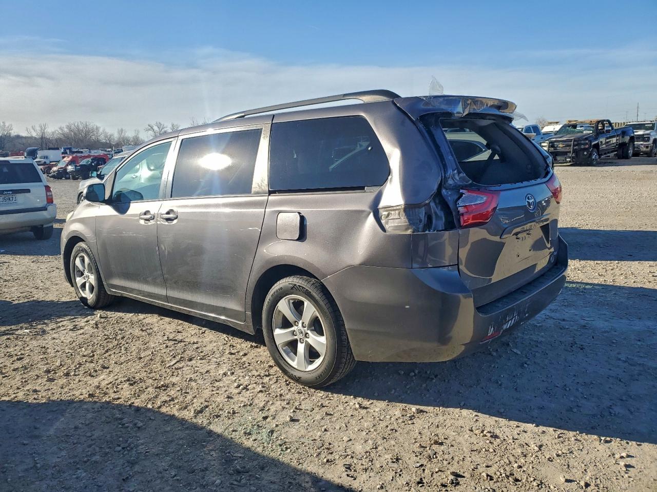 2016 TOYOTA SIENNA LE photo 2