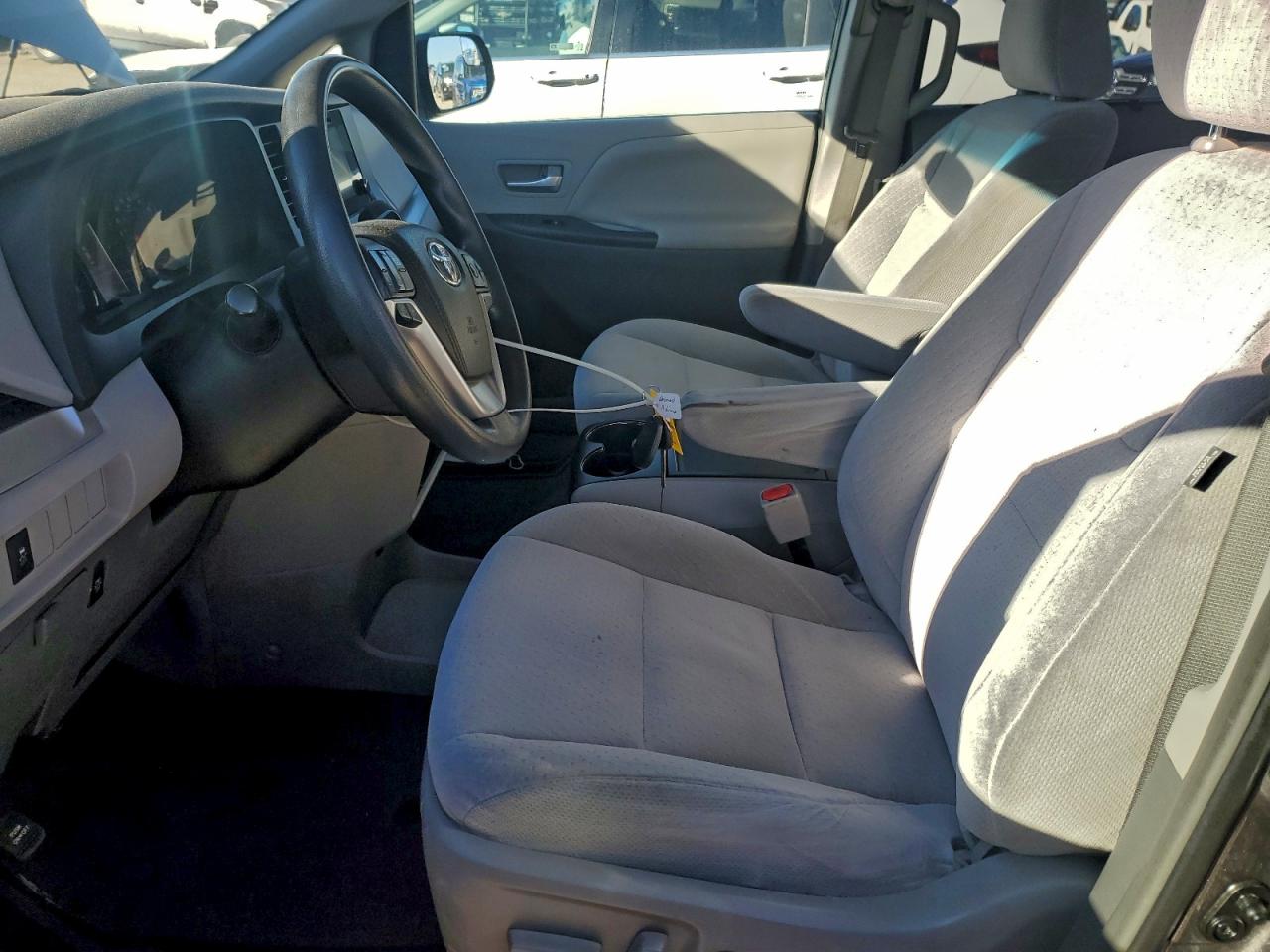 2016 TOYOTA SIENNA LE photo 7