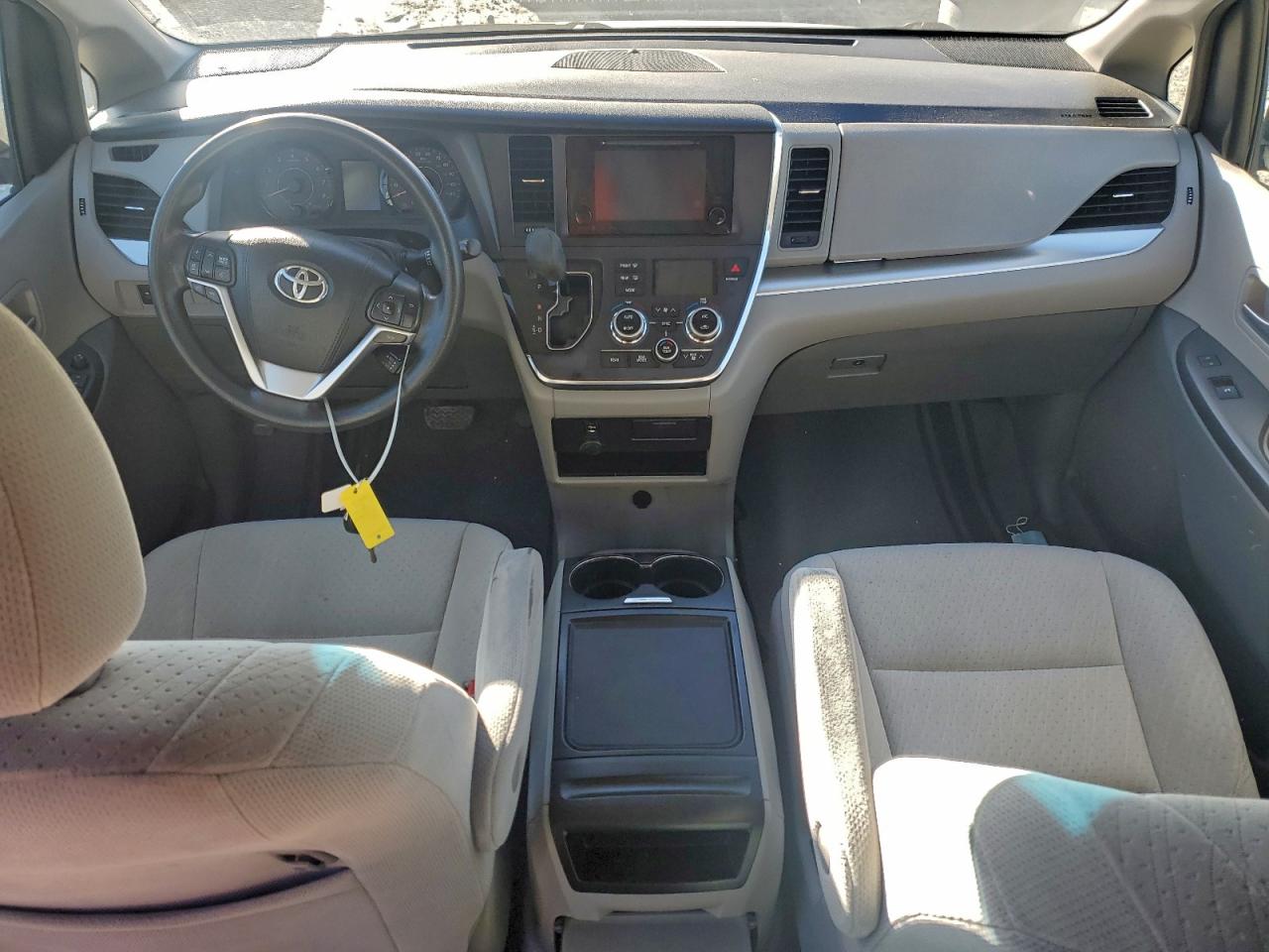 2016 TOYOTA SIENNA LE photo 8