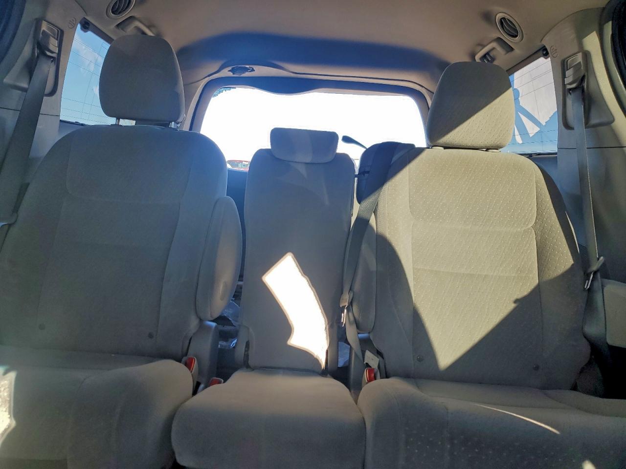 2016 TOYOTA SIENNA LE photo 10