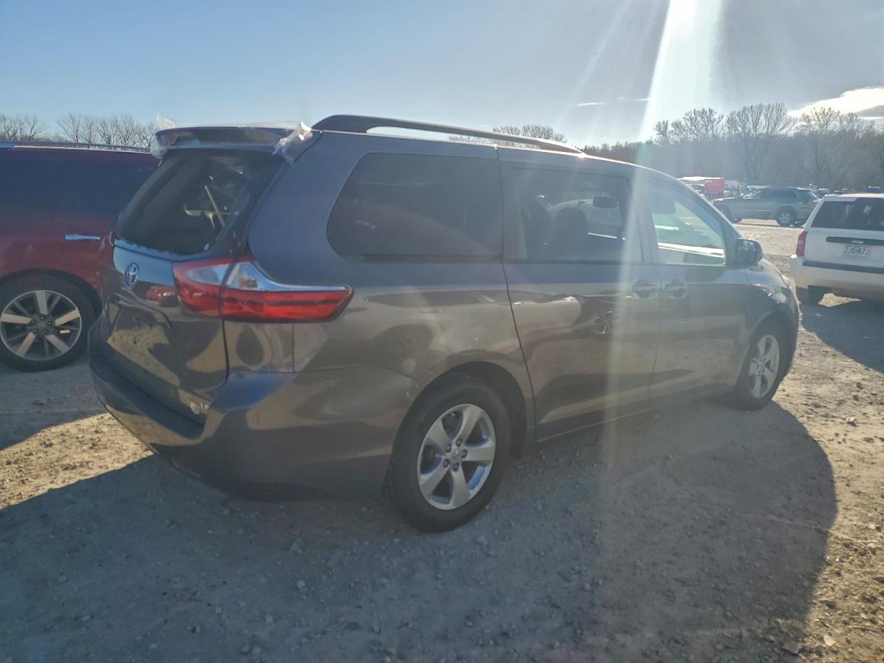 2016 TOYOTA SIENNA LE photo 3