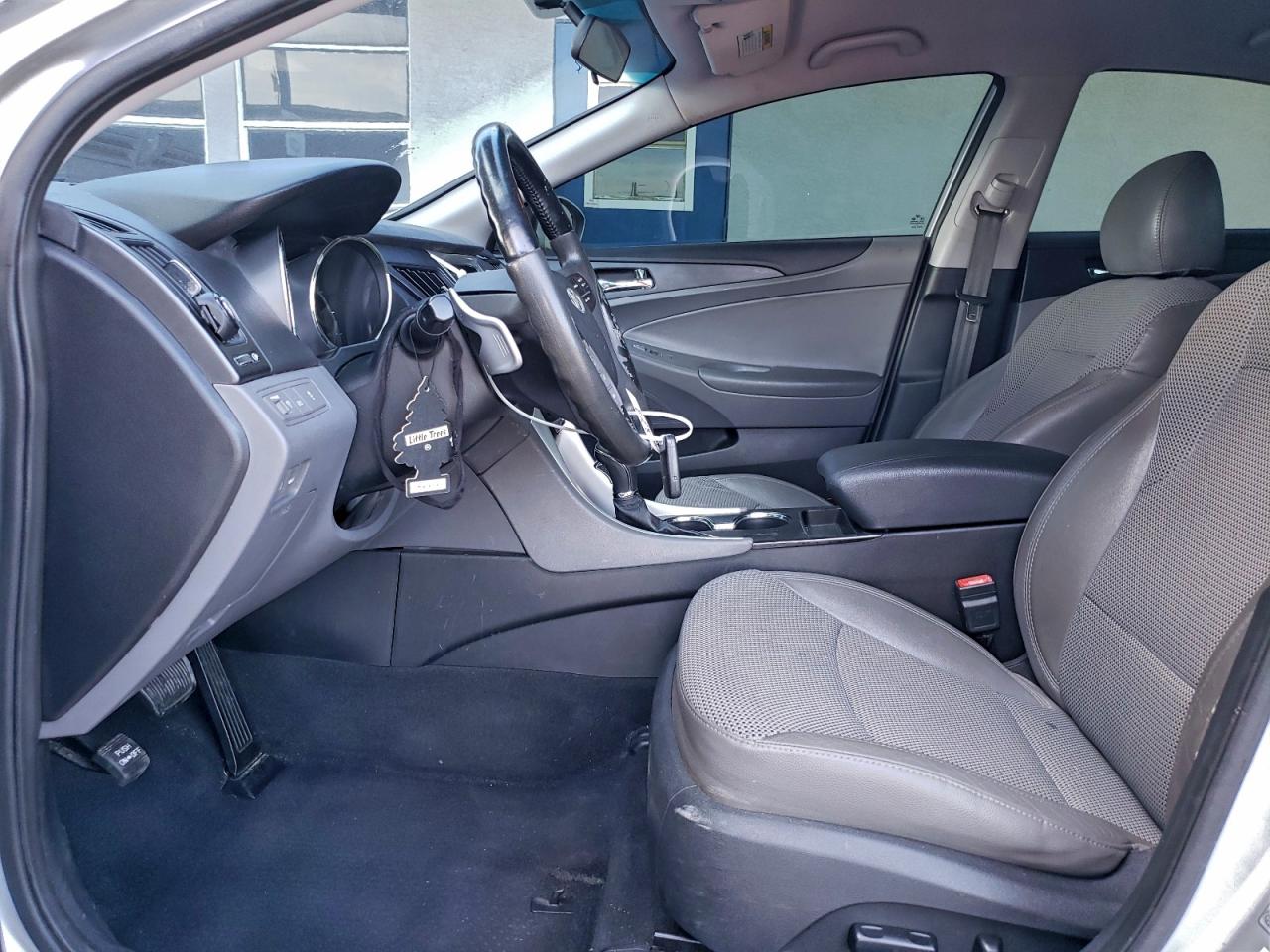 2011 HYUNDAI SONATA SE photo 7