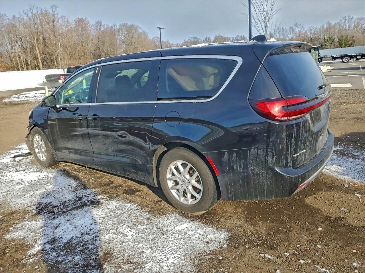 2024 CHRYSLER PACIFICA TOURING L photo 2
