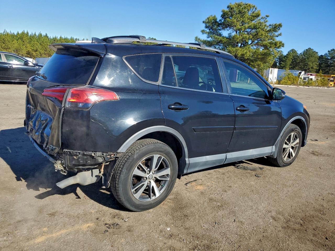 2017 TOYOTA RAV4 XLE photo 3